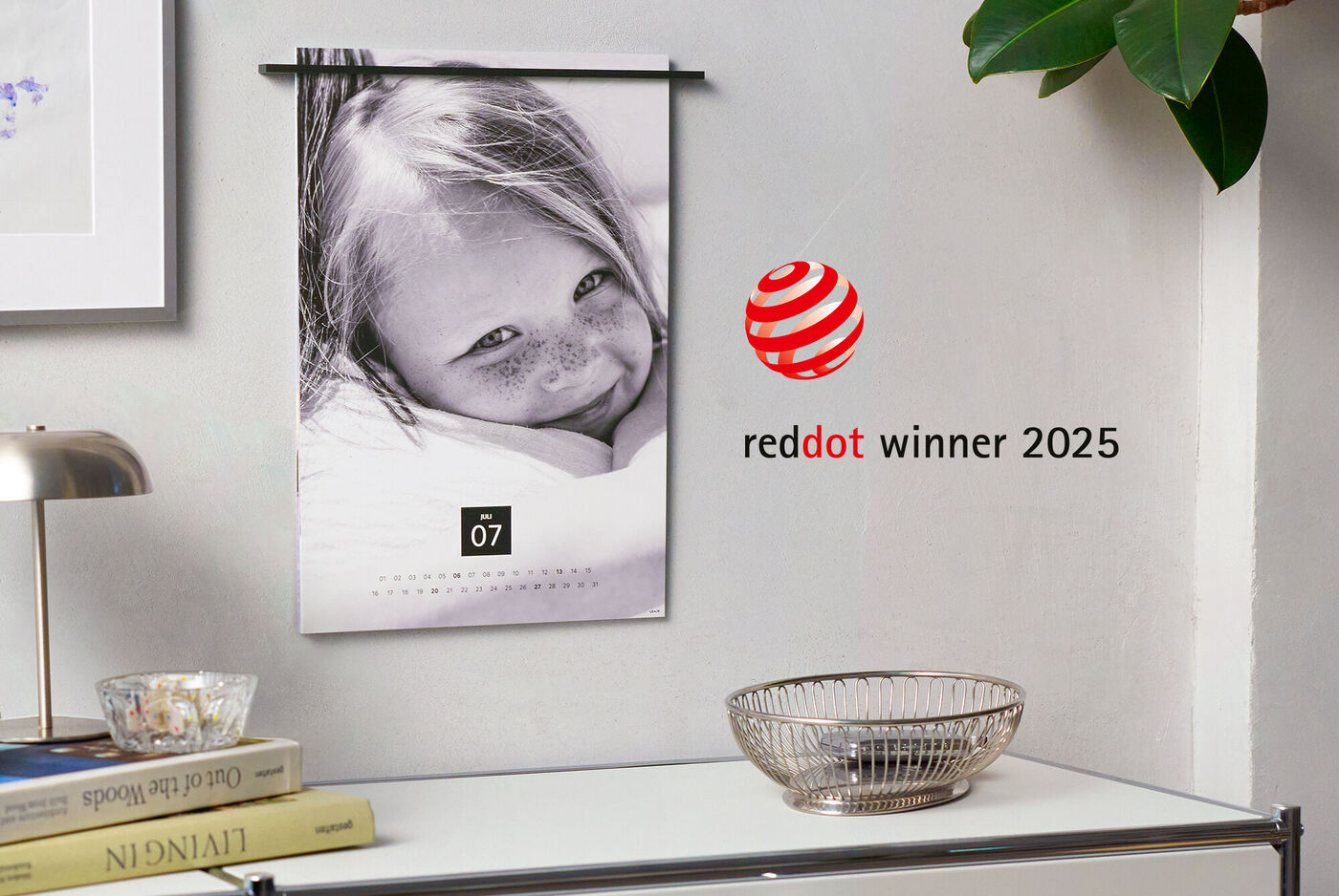 Elegante calendario da parete con design moderno e punti rossi per il 2025