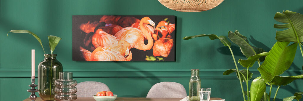 Quadro con colori vivaci di fenicotteri in un soggiorno.