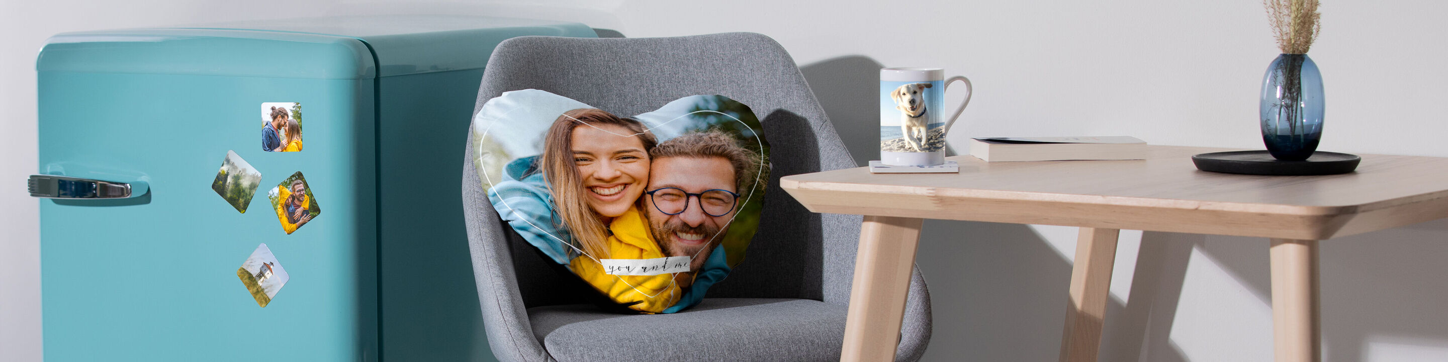Cuscini colorati su una sedia accanto a un tavolo con vaso e tazza.