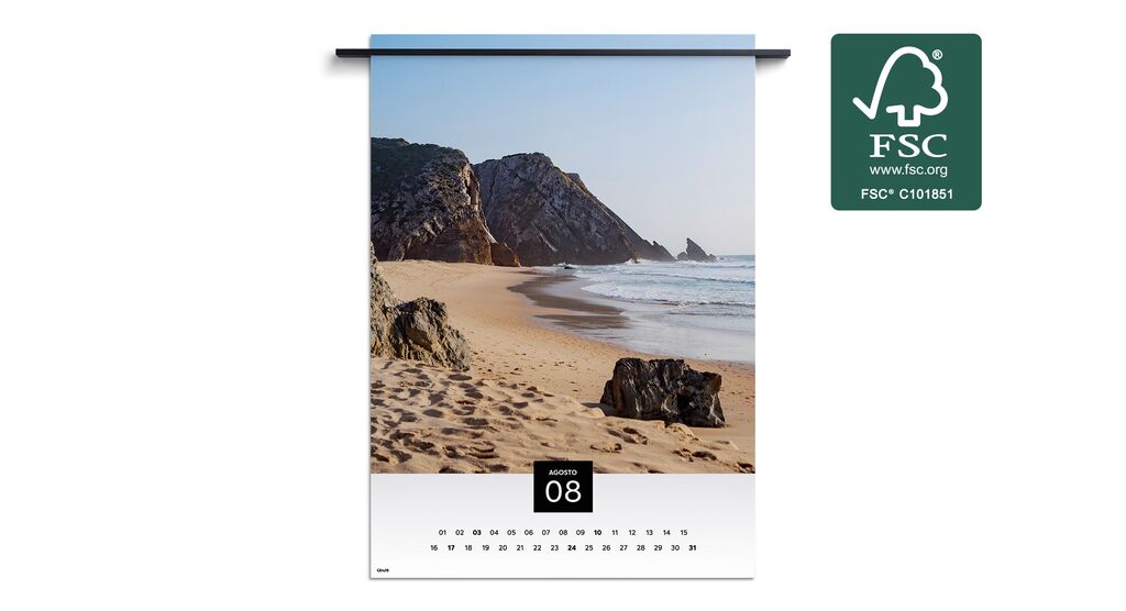 Un bel calendario poster con un'immagine di spiaggia per agosto.