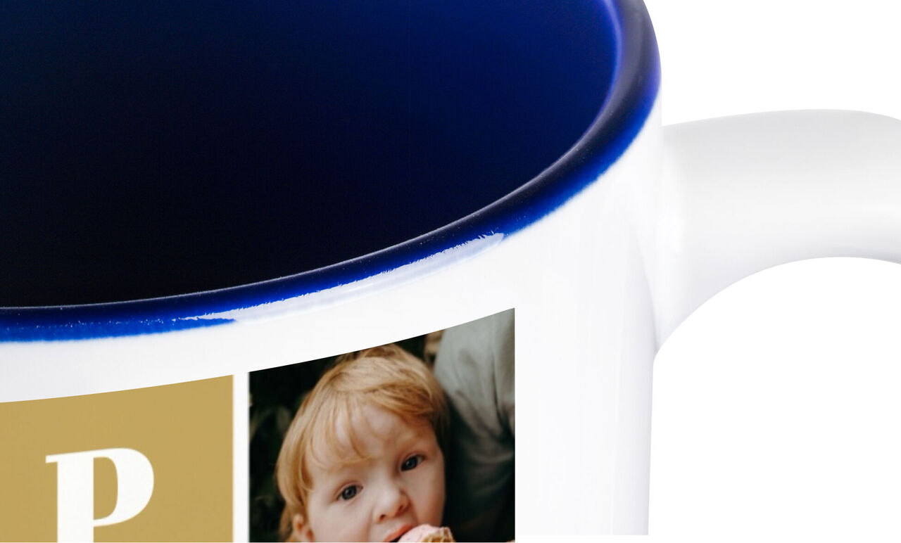 Tazza da caffè con interno blu e foto personalizzate.