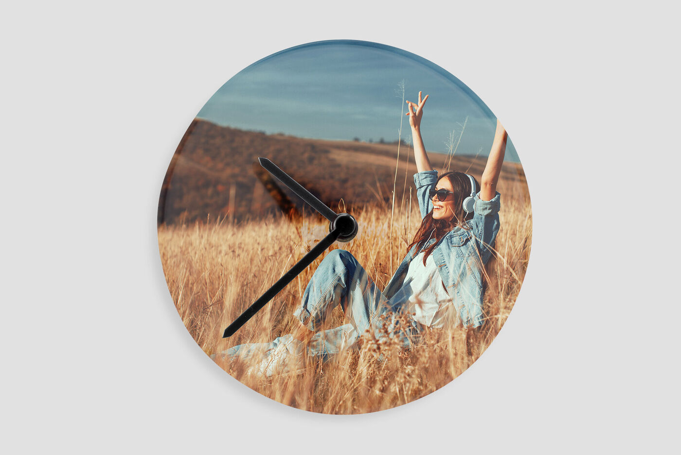 Un orologio da parete creativo con un motivo felice in un campo dorato.