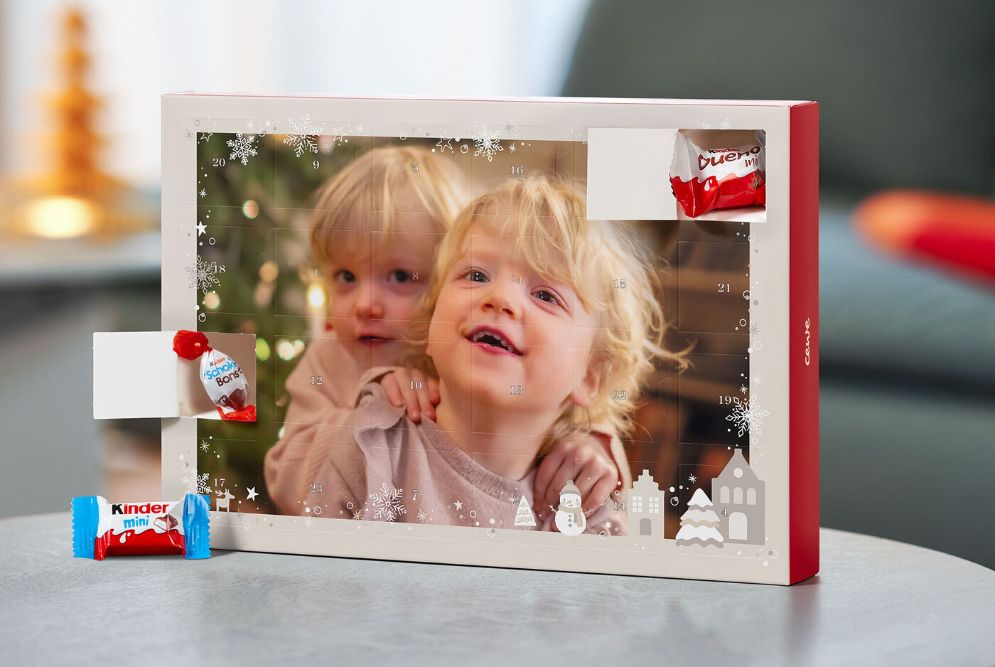 Un calendario dell'avvento decorato con dolci sorprese