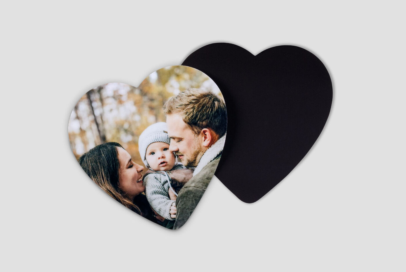 Una foto a forma di cuore mostra una famiglia felice nella natura.