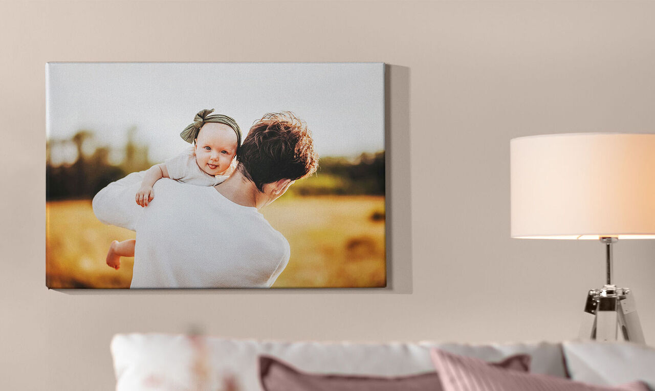 Un padre felice porta il suo bambino sulla schiena in un paesaggio soleggiato.