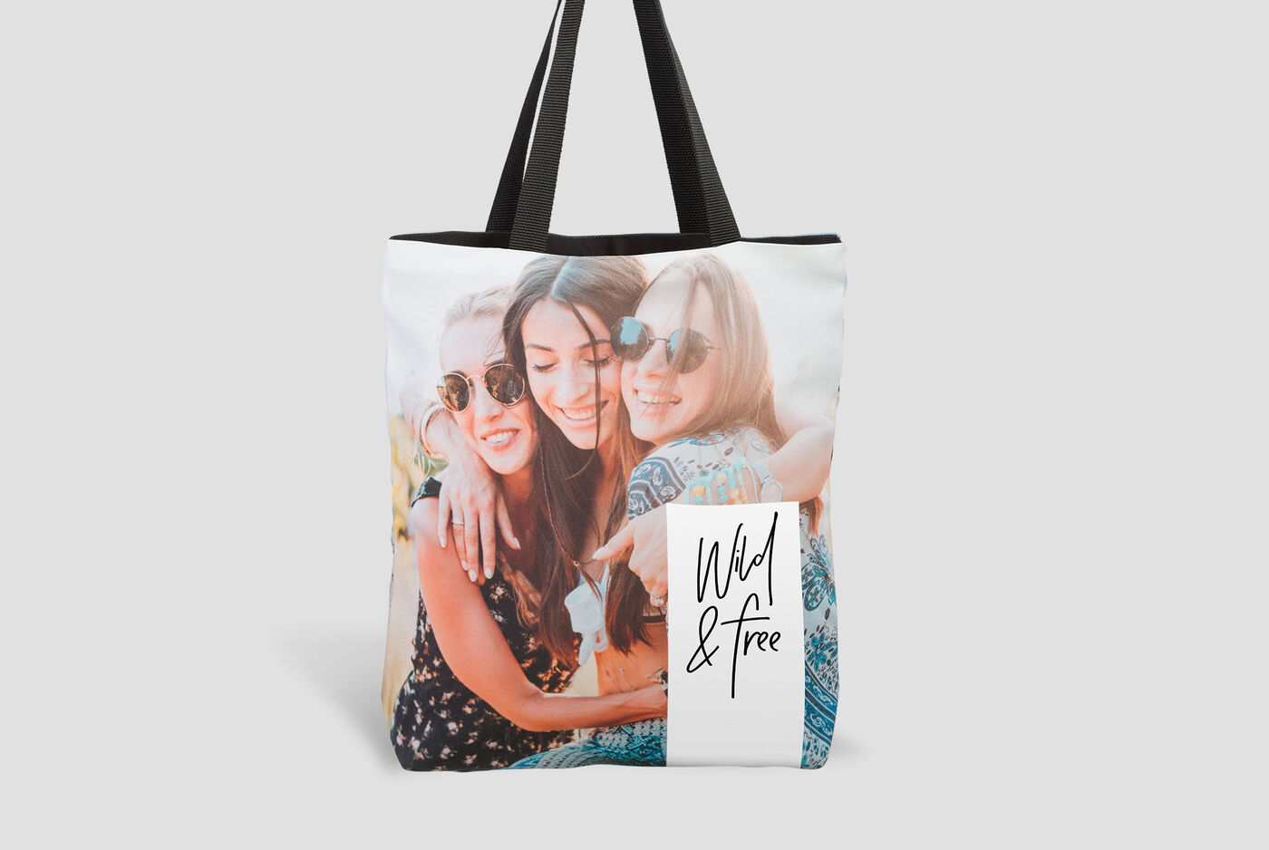 Borsa a sacco con foto di amici che ridono in un abbraccio affettuoso. Design luminoso.