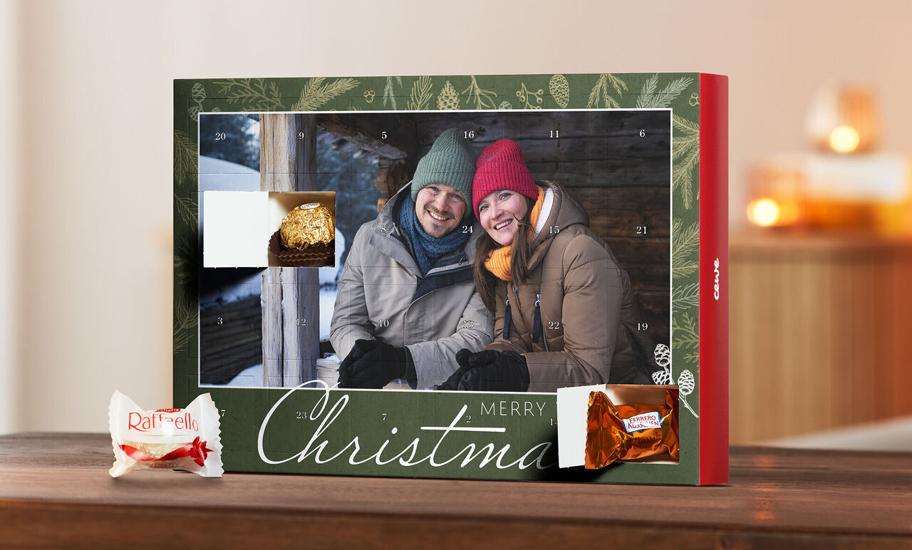 Carino calendario dell'avvento con cioccolato e design festivo.