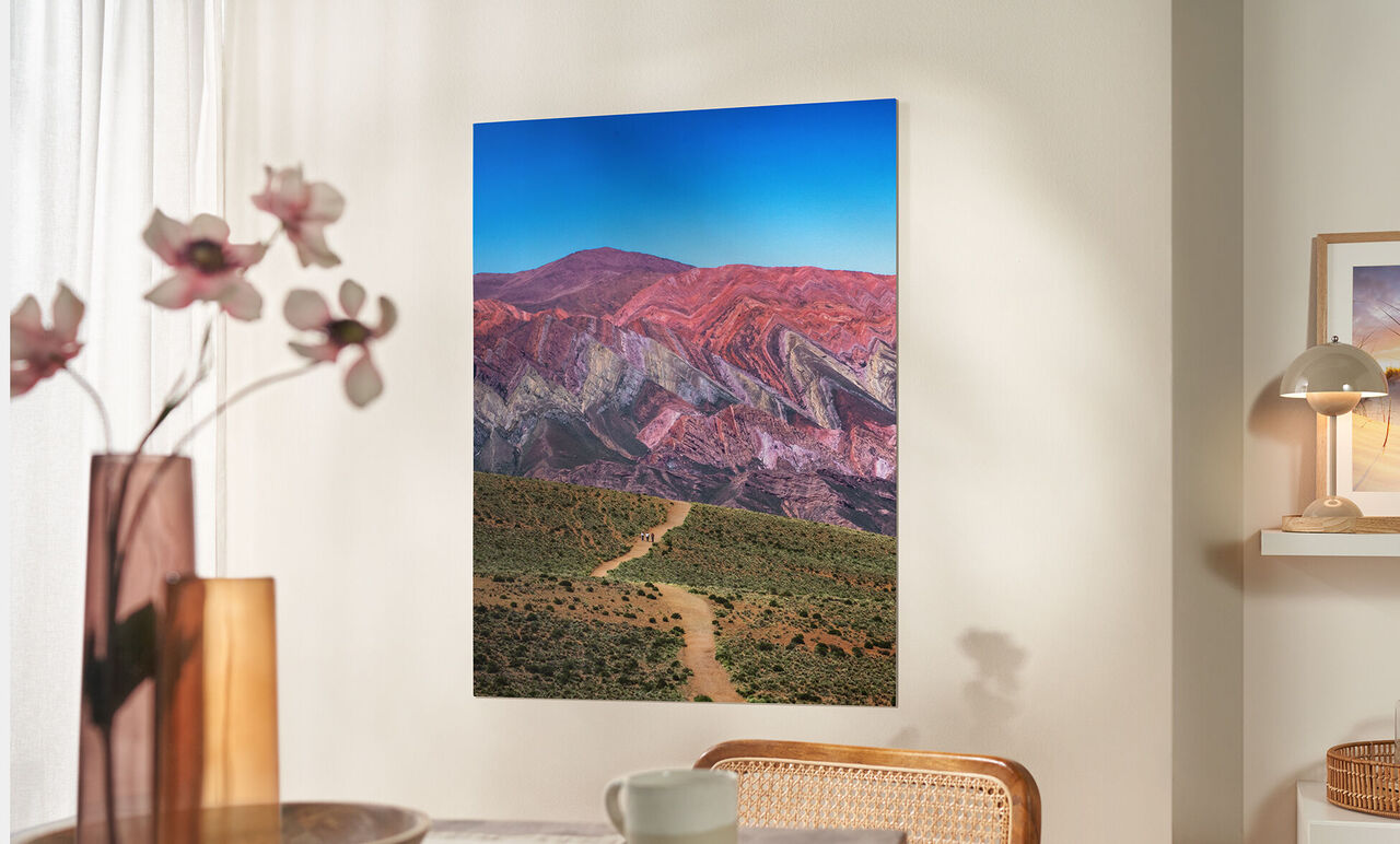 Meravigliosa tela di una montagna colorata sulla parete