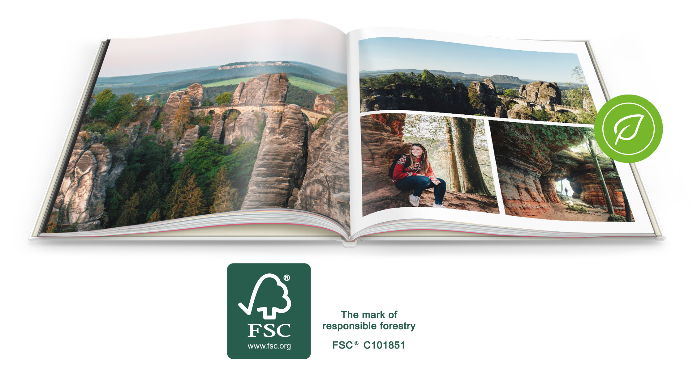 Un fotolibro aperto con foto di paesaggi su due pagine e una persona seduta su una roccia. CEWE FOTOBUCH.