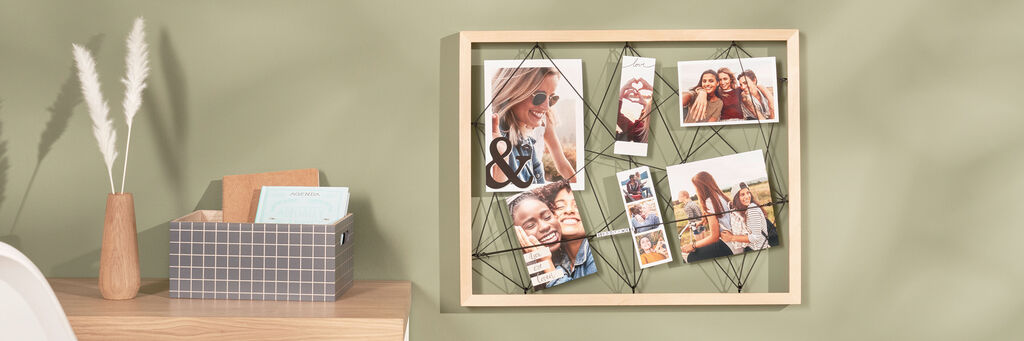Una foto creativa con una parete di immagini delle memorie personali.