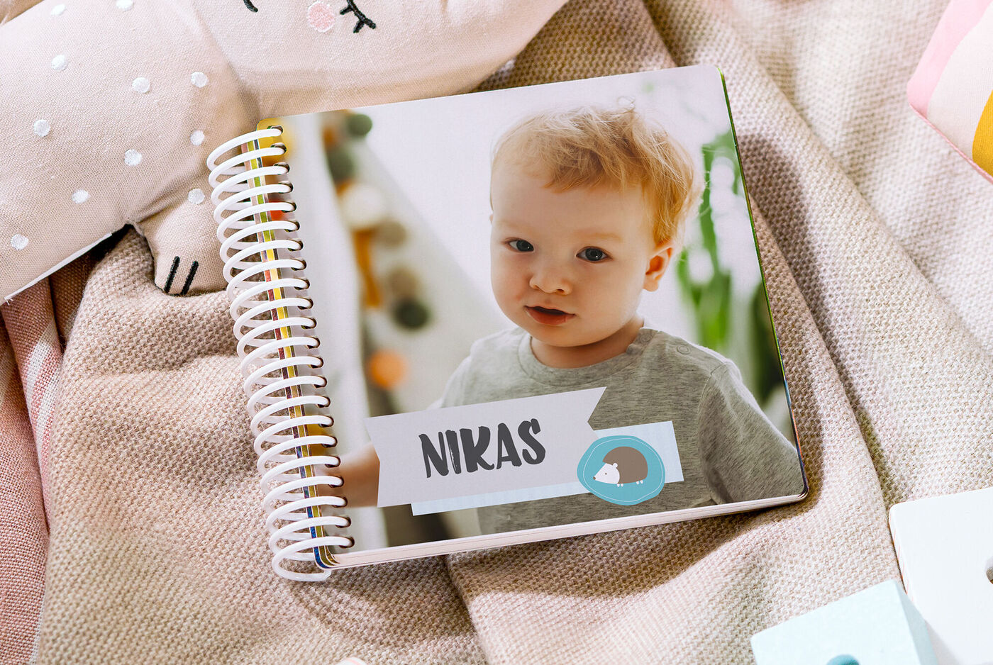Un fotolibro aperto con un bambino sulla pagina, adorabilmente progettato con il nome "Niklas".